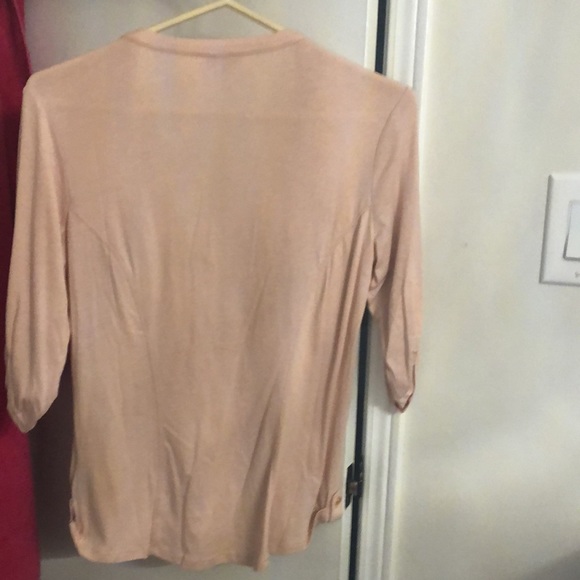 SALE!!! NWOT GUESS TOP 🔥🔥🔥🔥 - Picture 2 of 4